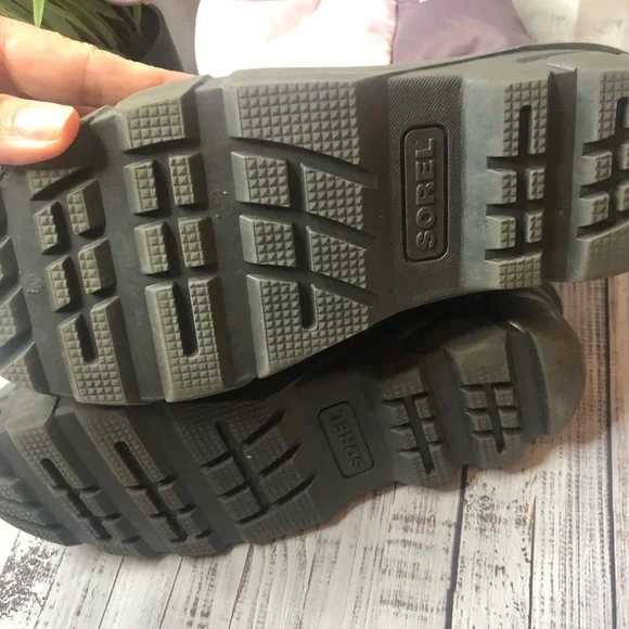 Sorels black pink snow rain boots. Size 6 - Picture 6 of 8